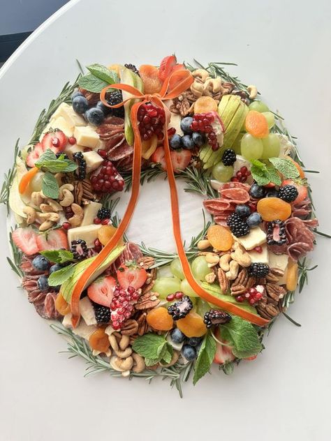 Charcuterie Boards, Grazing Trays, Snack Platters, Meat, Cheese, and Beyond | Friendsgiving Wreath 🍗🦃🧡 | Facebook Charcuterie Wreath, Snack Platters, Holiday Charcuterie, Thanksgiving Snacks, Fruit Wreath, Antipasto Platter, Christmas Holiday Cake, Snack Platter, Veggie Tray