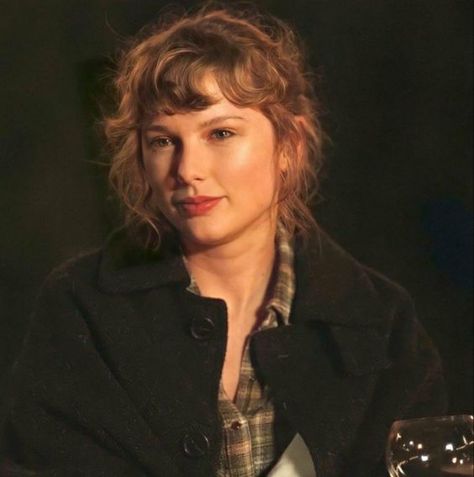 Curly Bangs, Taylor Swift Cute, Taylor Swift Music, Taylor Swift Posters, Swift Photo, Taylor Swift Pictures, Taylor Alison Swift, Her Smile, Her Music