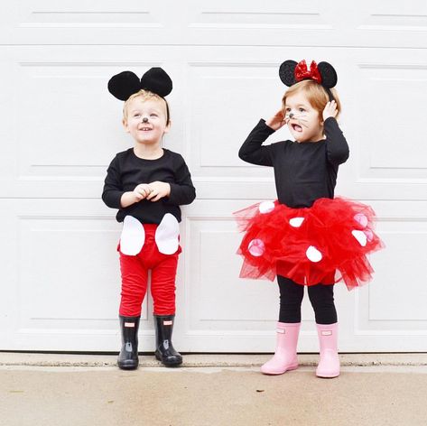 DIY MICKEY AND MINNIE COSTUMES FOR TODDLERS Twin Costume Ideas, Costumes For Toddlers, Fotos Halloween, Disney Costumes For Kids, Minnie Costume, Chantal Goya, Sibling Halloween Costumes, Twin Costumes, Halloween Costumes Kids Boys