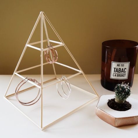 DIY Pyramid Jewellery Stand Wooden Skewers Crafts Diy Projects, Wood Skewer Crafts, Skewers Diy Crafts, Skewer Diy Decor, Skewers Crafts, Diy With Wooden Sticks, Pyramid Planter Diy, Toothpick Pyramid, Bamboo Skewers Crafts