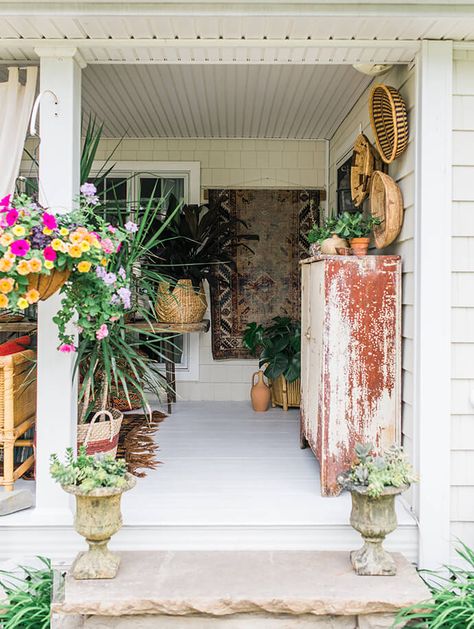 Eclectic Back Porch, Eclectic Front Porch Decor, Funky Front Porch, Boho Garage Ideas, Eclectic Front Porch Ideas, Eclectic Porch Ideas, Eclectic Porch Decor, Bohemian Front Porch Ideas, Eclectic Front Porch