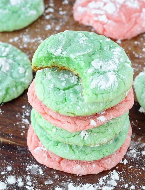 These Festive Almond Crinkle Cookies are easy, fast and only require 4 ingredients! A recipe that is perfect for Christmas or any time of year! Christmas Crinkle Cookies, Crackle Cookies, Chocolate Crackles, Christmas Cookies Easy, Roll Cookies, Crinkle Cookies, Xmas Cookies, Almond Cookies, Sauce Tomate