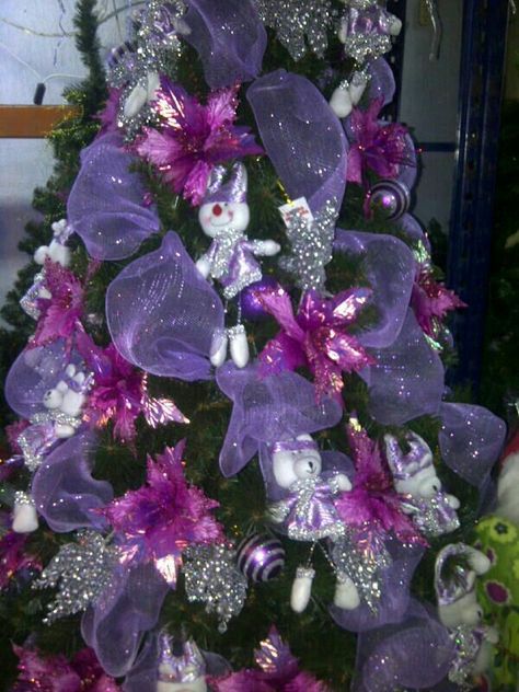 Arbol de Navidad: Tendencia de Gama de Morados muy moderno Purple Christmas Decorations, Silver Christmas Tree Decorations, White Xmas Tree, Purple Christmas Tree, Christmas Carnival, Ribbon On Christmas Tree, Purple Christmas, Cool Christmas Trees, Beautiful Christmas Trees