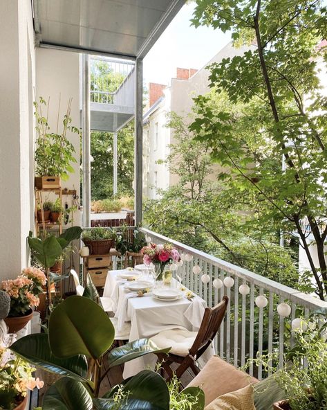 Lush Balcony, Scandinavian Balcony, Narrow Balcony, Small Space Inspiration, Small Balcony Garden, Small Balcony Design, Balcony Plants, Small Space Design, Outdoor Balcony