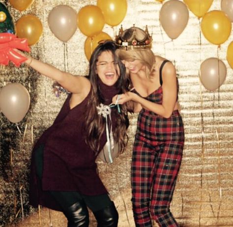 Taylor Swift and Selena Gomez #taytay #selena gomez #taylorswift #friendship goals Selena And Taylor, Selena G, Marie Gomez, Soju, Taylor Swift Pictures, Taylor Alison Swift, Look At You, Selena Gomez, Justin Bieber