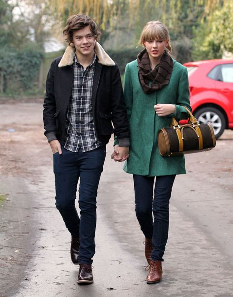 Let's Revisit That Hot Second Taylor Swift and Harry Styles Were Dating Harry Styles Dating, Harry Taylor, All About Taylor Swift, Celebrity Look Alike, Celebrity Style Red Carpet, Celebrity Art, Taylor Swift Style, Taylor Alison Swift, Famous Celebrities