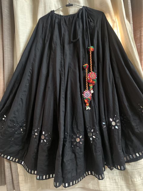 Black Chaniya Choli Designs, Plain Black Chaniya Choli For Navratri, Navratri Diy, Choli Blouse Design, Chaniya Choli Designs, Mirror Work Blouse Design, Choli Dress, Simple Lehenga, Navratri Dress