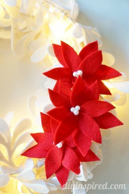 DIY No Sew Felt Poinsettias Tutorial - Use them for stockings, wreaths, tree skirts, gift wrapping or as ornaments. Diy Felt Poinsettia, Felt Poinsettia, Sew Felt, Paper Christmas Ornaments, Christmas Stockings Diy, Felt Wreath, Poinsettia Flower, Travel Diy, No Sew