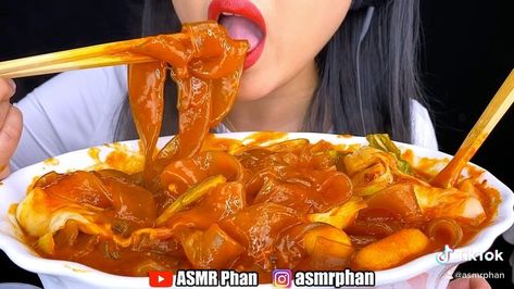 ASMR Phan on Instagram: “ASMR EATING SOUNDS. Yupdduk Tteokbokki! Spicy and Cheesy Wide Glass Noodles with Cheese filled Rice Cakes, Fried Seaweed Rolls “Gimmari”.…” Fried Seaweed, Spicy Tteokbokki, Seaweed Rolls, Tiny Cooking, Satisfying Eats, Asmr Eating, Glass Noodles, Korean Street Food, Cheese Sticks