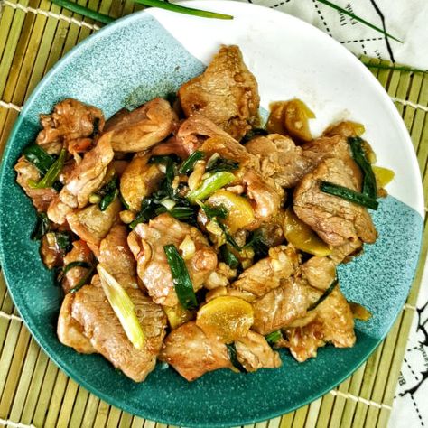 Pork stir-fry with ginger- quick and easy Cantonese recipe Easy Pork Stir Fry Recipes, Garlic Ginger Pork Stir Fry, Pork Stir Fry With Noodles, Velveting Pork Stir Fry, Pork Stir Fry Noodles, Chinese Pork Recipes, Recipe With Ginger, Chinese Dessert Recipe, Pork Stir Fry Recipes