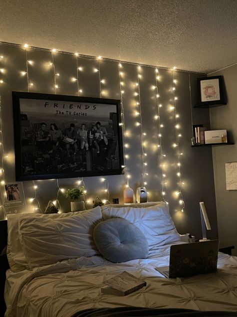 Dim Bedroom Lighting Ideas, Cute Apartment Ideas For Couples Bedroom, Lights Behind Bed, Aesthetic Teenage Room, Fairy Lights Bedroom Wall, Cute Apartment Ideas For Couples, Bed In Middle Of Room, Lighting Ideas Bedroom, Lights Above Bed