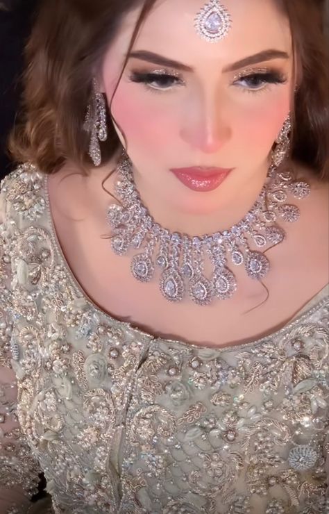 Pakistani Light Makeup, Walima Makeup Looks, Pinkish Makeup Looks, Walima Bride, Bollywood Makeup, Shoes Guide, Engagement Look, Party Makeup Looks, Nikah Dress