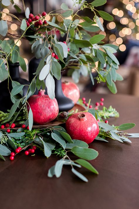 Craftberry Bush | Easy Christmas Centrepiece | https://www.craftberrybush.com Bedroom Ideas Rustic, Spray Painted Bottles, Christmas Centrepiece, Christmas Bedroom Ideas, Pottery Barn Christmas, Christmas Fruit, Gorgeous Centerpieces, Christmas Bedding, Farmhouse Holiday