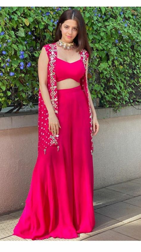 Dress For Indian Wedding, Crop Top Indian, Lehenga Ideas, India Actress, Simple Indian Suits, Girls Lehenga, Friend Song, Diwali Outfits, Latest Blouse Designs Pattern