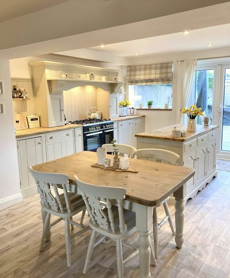 Country Kitchen Diner, Small Kitchen Diner, Farmhouse Style Kitchen Table, Small Open Plan Kitchens, Country Kitchen Tables, That Friday Feeling, Open Plan Kitchen Dining Living, Kitchen Sofa, Country Cottage Kitchen