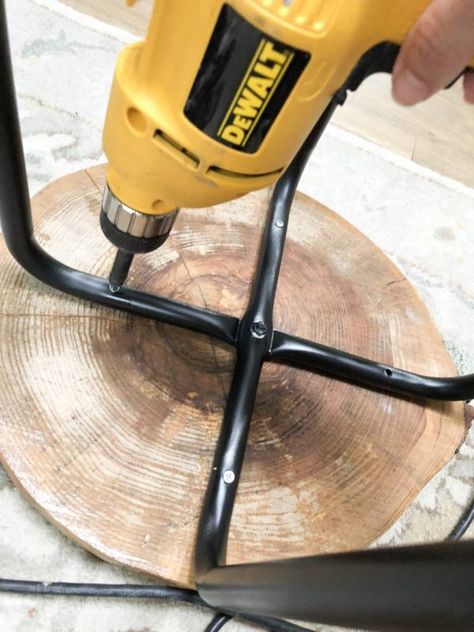 Diy Small Round Coffee Table, Diy Round Side Table In Living Room, Diy Round Accent Table, Diy Modern End Table, Diy Modern Side Table, Small Round Side Table Diy, Diy Small Side Table, Round Side Table Diy, Outdoor Side Table Diy