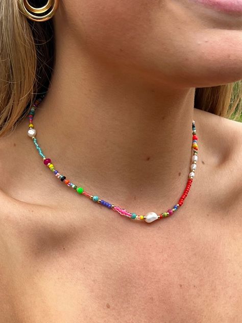 Colourful Pearl Necklace, Colourful Beaded Necklace, Beaded Choker Ideas, Multicolor Pearl Necklace, Diy Pearl Necklace, Colorful Choker, Mixed Beads Necklace, Dainty Choker Necklace, Pearl Beaded Necklace