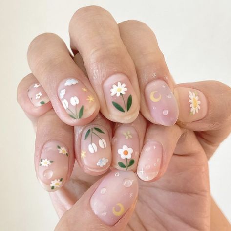 Korean Nail Art Spring, Korean Floral Nails, Japanese Spring Nails, Nail Art Daisy, Japanese Nail Art Flowers, Japanese Floral Nails, Daisy Nail Art, Kutek Disney, Hippie Nails