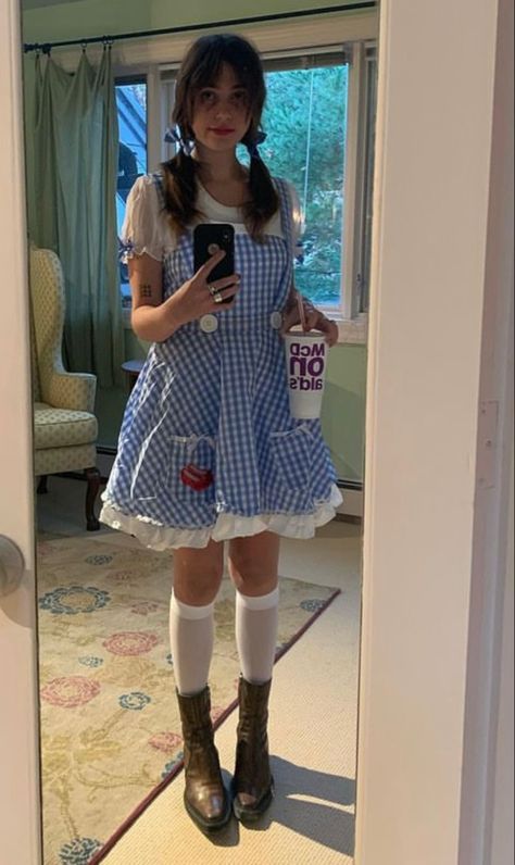 Halloween Dorothy Costume, Halloween Costumes Indie, Dorothy Costume College, Indie Halloween Costumes, Halloween Inspo Costume Ideas, Coquette Halloween Costume, Halloween Costume Cartoon, Halloween Costumes Pretty, Dorthy Costume