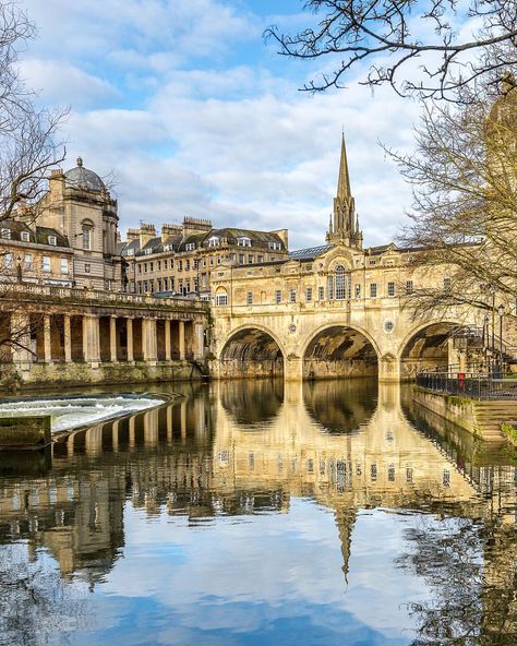 A reflection of the historic Pulteney Bridge in Bath, England. This is one of the prettiest cities in the UK. Click through for more pictures on A Lady in London’s Instagram. #bath #england #bridge #history #architecture #reflection 2 Days Trip, Bath Photography, Places In England, Bath Somerset, Day Trips From London, Somerset England, Bath England, Roman Baths, England And Scotland