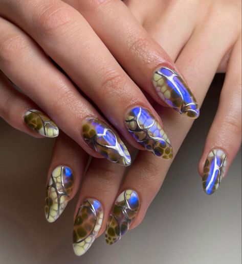 insta//rebeccapaintsnails Green Nails With Snake, Reptile Nails Design, Aura And Crocodile Nails, Dark Green Snake Nails, Green Reptile Nails, Gel Chrome Nails, Alien Nails, Snake Skin Nails, Euphoria Nails