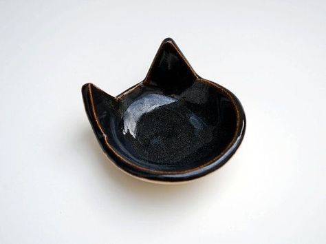 Pottery Ring Dish, Diy Keramik, Cat Ring Holder, Pottery Ring, Cat Dishes, Tiny Cats, Sculptures Céramiques, Tanah Liat, Keramik Design