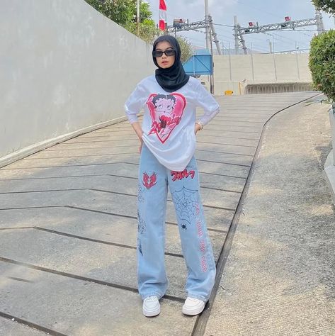 Summer Hijab Outfits Y2k, Aesthetic Hijabi Outfits Summer, Street Hijab Fashion Casual, Hijabi Streetwear Fashion, Voile Outfit, Hijab Fashion Street Style, Hijabi Outfits Casual Summer, Y2k Reference, Hijabi Girl Aesthetic