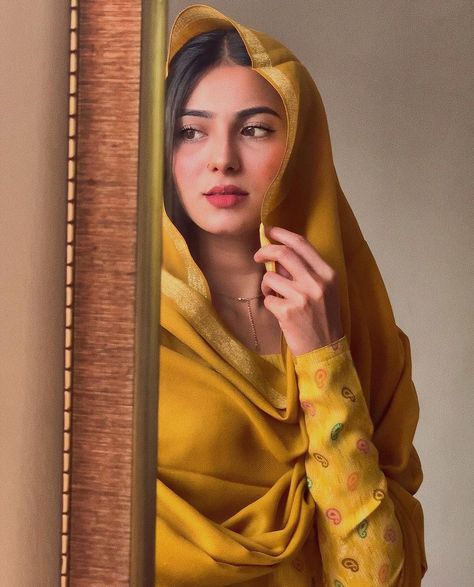 Poses With Dupatta On Head, Dupatta On Head, Best Poses For Pictures, Posing Tips, Cute Photography, Girls Dp, Portrait Poses, Girly Photography