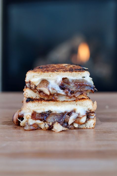 omg this makes me want to cry, it looks SO GOOD -- Caramelized Onion & Mushroom Brie Grilled Cheese Mushroom Brie, Brie Grilled Cheese, Caramelized Onions And Mushrooms, Gourmet Sandwiches, Grilled Cheese Sandwiches, Caramelized Onion, Burgers Sandwiches, Think Food, Soup And Sandwich