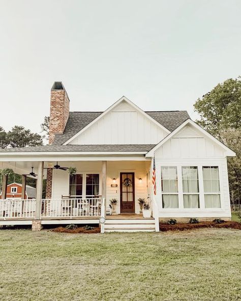 Small White Home Exterior, Old Style House Plans, House Design Outside Simple, Small White Farmhouse Exterior, New Old House Plans, White Old Farmhouse, House Exterior Cozy, Small Farm Houses, Small Farm Homes