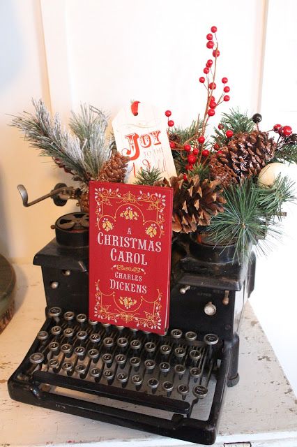 Typewriter Repurposed, Christmas Typewriter Decor, Typewriter Christmas Decor, Old Tool Box Christmas Decor Ideas, Vintage Typewriter Christmas Decor, Old Typewriter Decor, Christmas Typewriter, Typewriter Ideas, Antique Typewriter Decor Display