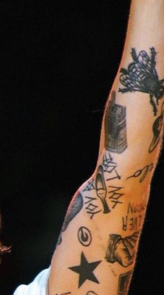 Harry Styles Arm Tattoos, Harry Styles Moth Tattoo, Fly Tattoo, Flying Tattoo, Sparrow Tattoo, Harry Styles Tattoos, 3 Tattoo, Moth Tattoo, One Direction Harry Styles