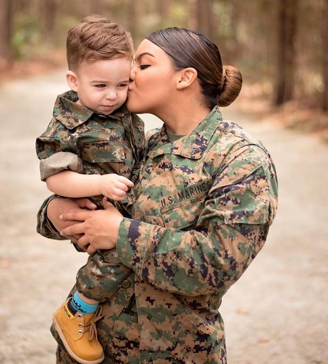 Curves N Combatboots ™️ on Instagram: “Being in the military is hard enough... Being a mom is hard enough... But it takes an amazing woman to be both! HAPPY MOTHER’S DAY to all…” Military Family Photography, Military Inspired Outfit, Army Usa, Military Photography, Military Couples, Army Couple, Usa Pride, Amazing Woman, Strong Mom