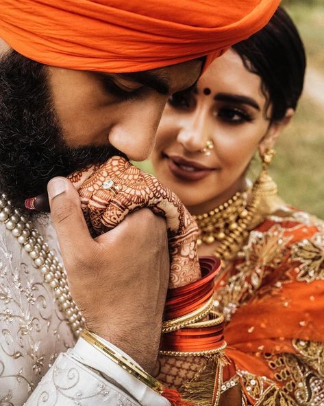 Couple Weeding Pose, Indian Wedding Creative Photography, Weeding Pose Photography Indian, Indian Wedding Pictures Poses, Indian Couple Shoot, Engagement Portraits Poses, Engagement Rings 101, Eye Perspective, Sikh Wedding Photography