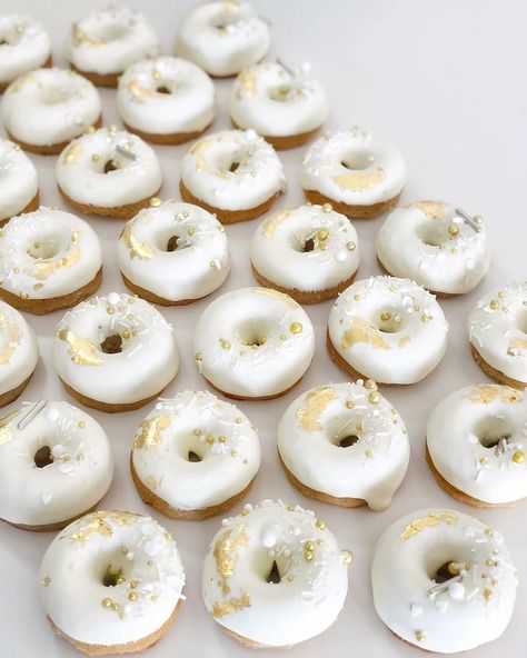 Suprise Birthday, Wedding Donuts, Wedding Sweets, Wedding Treats, Communion Party, Doughnut Recipe, Pretty Birthday Cakes, Donut Shop, Mini Donuts