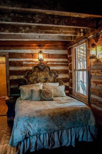 Romantic cabin bedroom Romantic Cabin Bedroom, Chic Log Cabin, Western Style Bedroom, Cabin Restoration, Log Cabin Cottage, Western Style Decor, Lakefront Cottage, Country Bedrooms, Western Bedrooms