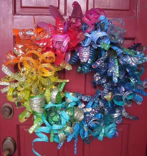 http://rosanamodugno.hubpages.com/hub/Handmade-Christmas-Wreath-Ideas Handmade Christmas Wreaths, Plastic Bottle Flowers, Plastic Bottle Art, Man Crafts, Plastic Bottle Crafts, Recycled Projects, Plastic Crafts, Recycled Art, Upcycled Crafts