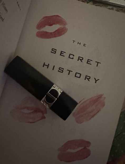 i love kissing my fave books woth red lipstick, would reccomend #books #aesthetic #thesecrethistory #reading #redlipstick #reader #darkacademia Kiss Mark, Kiss Pink, Lipstick Kiss, Lovecore Aesthetic, Love Kiss, The Secret History, Kiss Me, Literally Me, Kiss