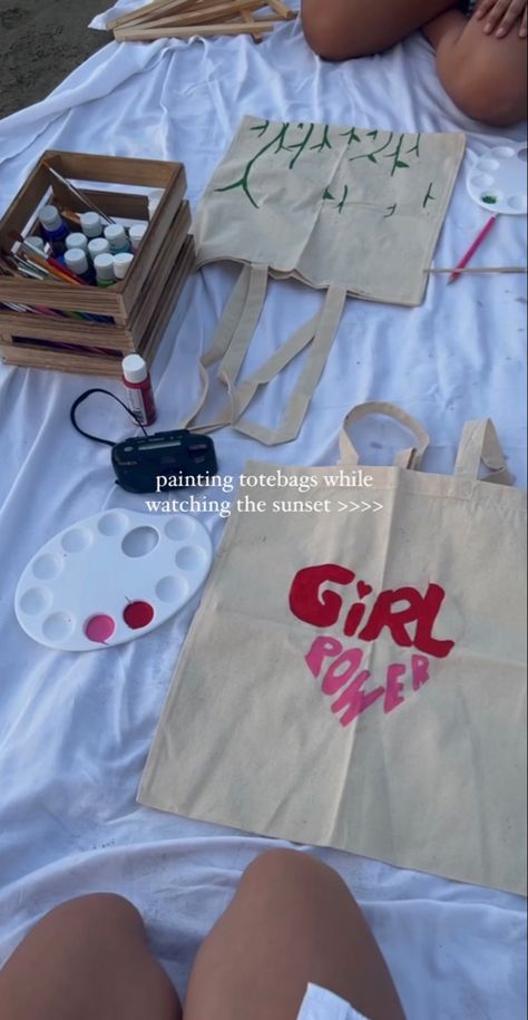 Craft Night Party Diy Projects, Painting On The Beach Date, Beach Party Activities, Painting Bags Ideas, Painting Ideas On Tote Bags, Craft Ideas With Friends, Painting Canvas Bags, Girls Day Aesthetic, Girls Paint Night