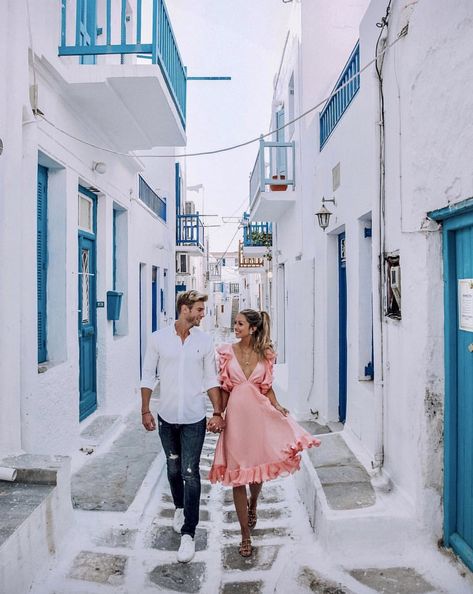 Couple Travel Photos, Fondant Creations, Greece Pictures, Greece Photography, Mykonos Greece, Jolie Photo, Couple Outfits, Paros, Travel Couple