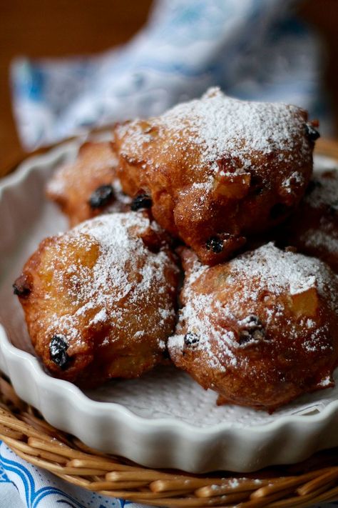 Oliebollen {Dutch Doughnuts} Traditional Dutch Recipes, Dutch Bakery, Dutch Desserts, Fried Balls, Dutch Cuisine, Doughnut Recipe Easy, Desserts Around The World, Foreign Food, Homemade Donuts