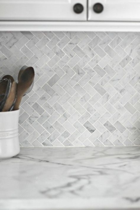 White Herringbone Backsplash, Farmhouse Kitchen Backsplash Ideas, Backsplash Herringbone, Backsplash Trends, Kitchen Backsplash Trends, Kitchen Splashback Tiles, Farmhouse Kitchen Backsplash, White Marble Kitchen, Outdoor Kitchen Countertops