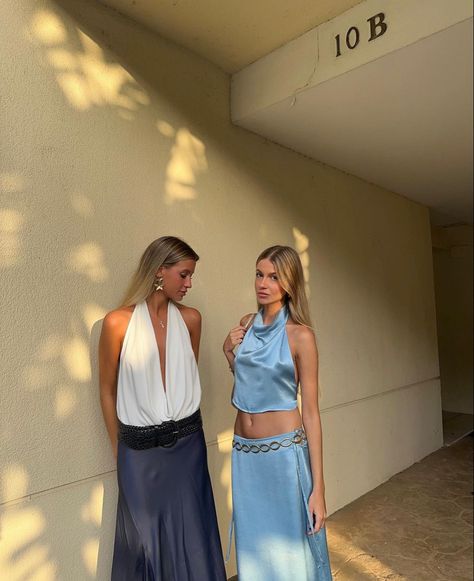 Best friend matching outfit Long Silk Skirt Outfits For Summer, Dinner Outfit Summer Night, Fashion Outfits Feminine, Euro Outfits, Lenin Pants, Beach Dinner Outfit, Aesthetic Outfit Ideas For School, Italy Summer Outfits, Summer Dinner Outfit