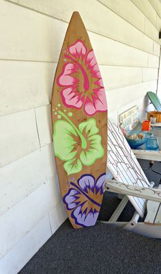 Hawaiian Surfboard, Hawaii Party Decorations, Hawaii Decor, Surfboard Art Design, Hawaii Theme, Kids Room Sign, Wood Surfboard, Purple Hibiscus, Hawaiian Party Decorations