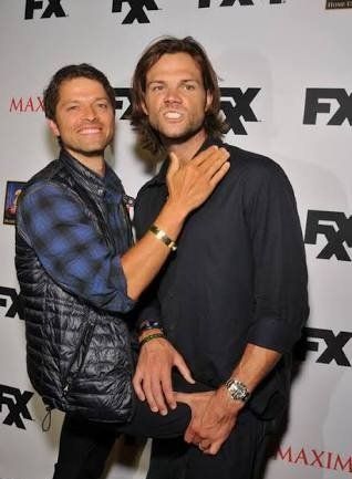 Embedded image permalink Jensen And Misha, Supernatural Tv Show, Jared And Jensen, Winchester Brothers, Supernatural Cast, Supernatural Fandom, Misha Collins, Jared Padalecki, Destiel