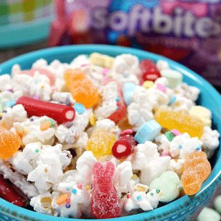 Sour Candies, Easter Food Appetizers, Bunny Dishes, Bunny Bait, Easter Bunny Treats, Bunny Treats, Pretzel Sticks, Popcorn Recipes, Easter Dessert