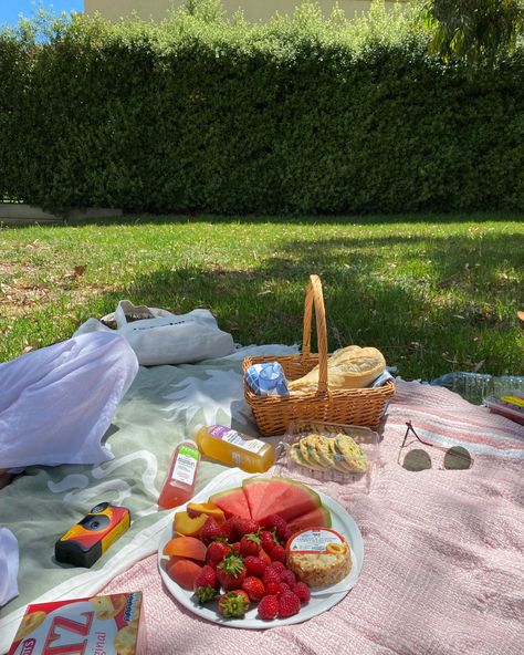 Summer fruit picnic aesthetic. White linen. Picnic basket. Summer berries. Watermelon. Fruits Aesthetic, Fruit Picnic, Watermelon Picnic, Picnic Summer, Picnic Aesthetic, Escape The Ordinary, Coastal Grandmother, Aesthetic White, Summer Berries