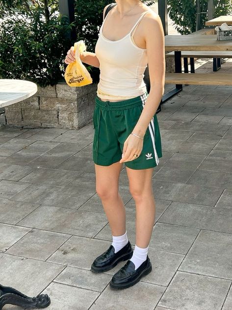 Green Adidas Shorts Outfit, Adidas Shorts Outfit Summer, Sporty Outfits Shorts, Adidas Summer Outfit, Soccer Shorts Outfit, Sporty Aesthetic Outfit, Nice Summer Outfits, Sporty Shorts Outfit, Sport Chic Outfit