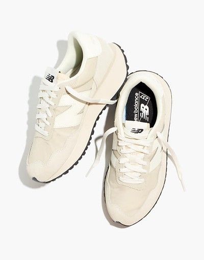 Cute Tennis Shoes For Women, Neutral Sneakers Women, Vietnam Fits, Northern California Style, Nb Sneakers, New Balance 237, California Chic, Mum Style, Beige Sneakers