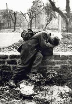 A German soldier returns home to Frankfurt am Main after the end of the War, 1946. Only to find his family no longer there. German Soldier, Rare Historical Photos, Frankfurt Germany, Powerful Images, Nagasaki, Interesting History, Historical Events, Hiroshima, Rare Photos